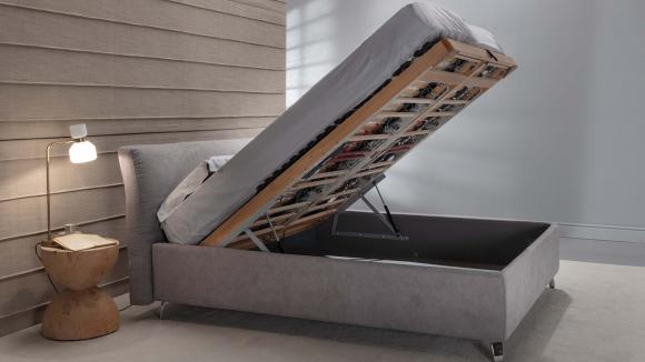 Letto contenitore con reti motorizzate Design: Il letto contenitore / box bed ha una bocca molto ampia per facilitarne l'accesso